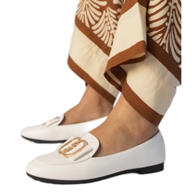 Mocasines de mujeres blancas con una decoración dorada blanco