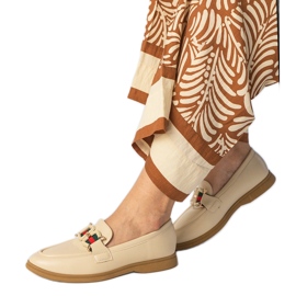 Mocasines ecológicos cremosos con un adorno beige