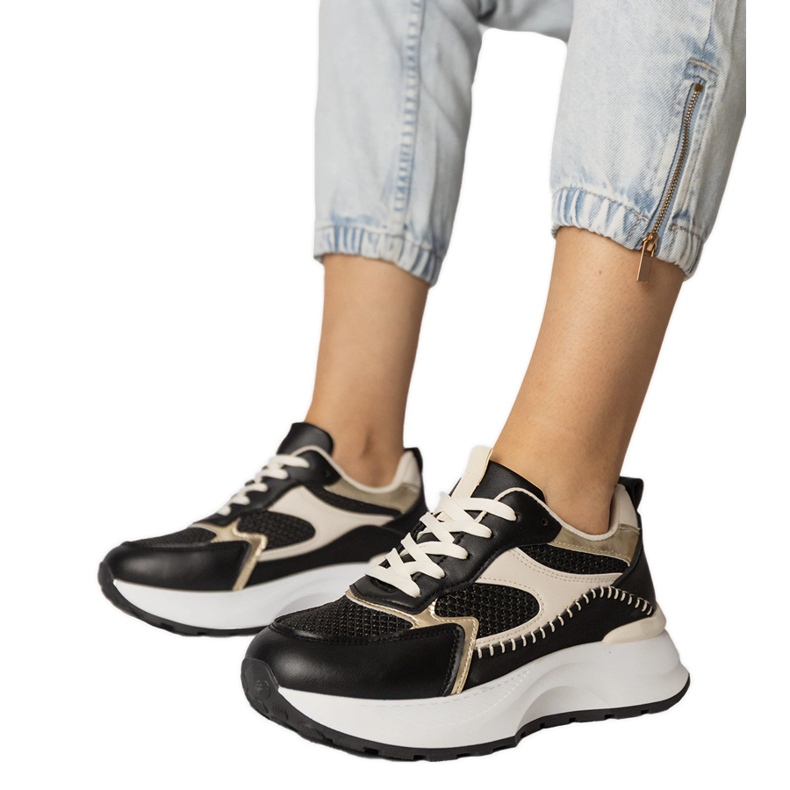 Zapatillas deportivas negras con un inserto trenzado negro