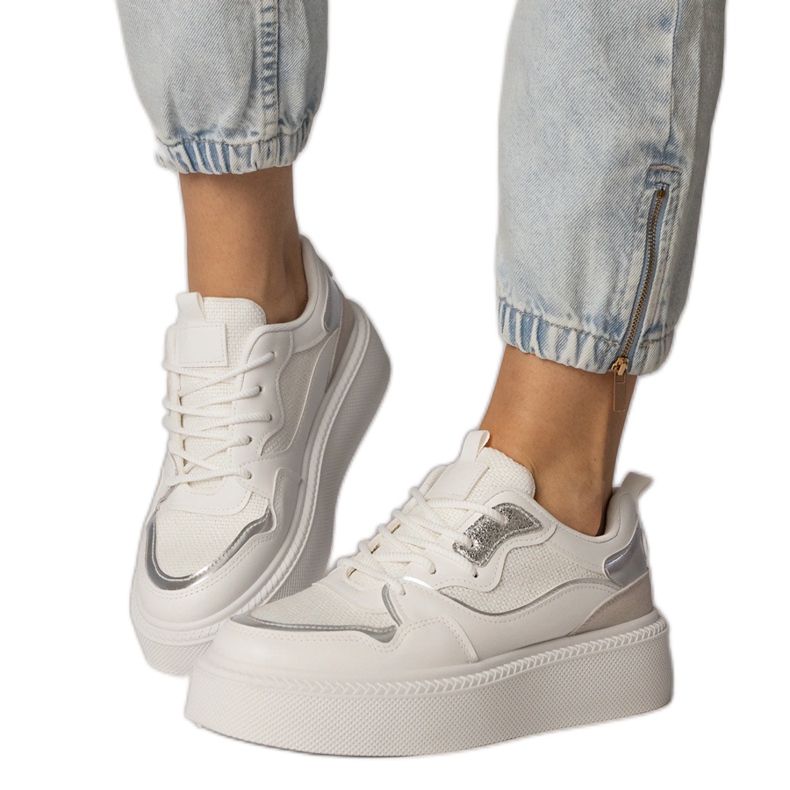 Zapatillas blancas con un inserto de material blanco
