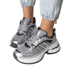 Zapatillas de deporte de Silver Sports en una suela masiva plata