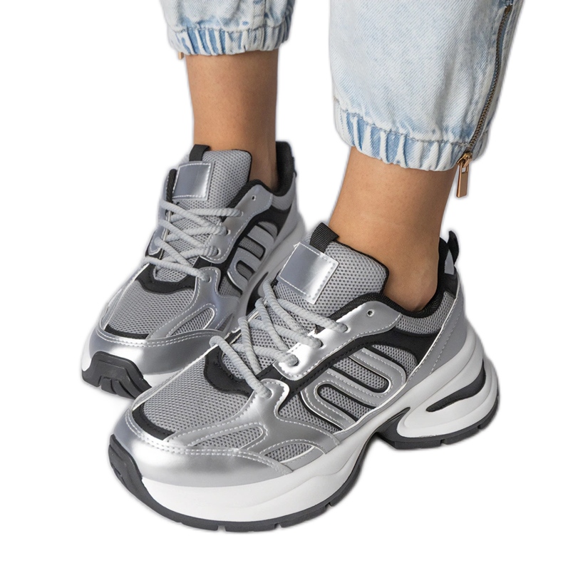 Zapatillas de deporte de Silver Sports en una suela masiva plata