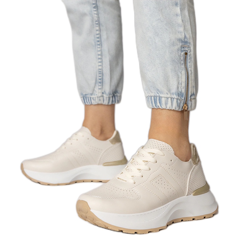 Zapatillas de deporte deportivas beige con una inserción dorada