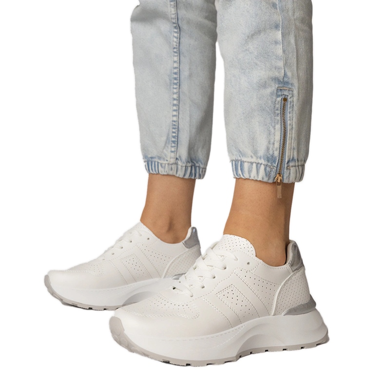 Zapatillas deportivas blancas con un inserto plateado blanco