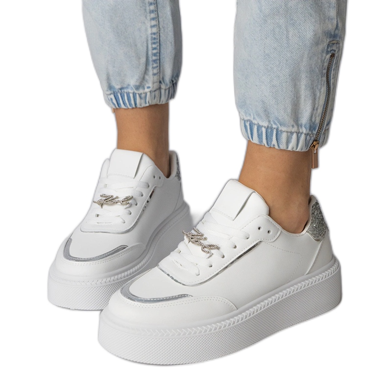 Zapatillas blancas y plateadas decoradas con brillo y circones blanco