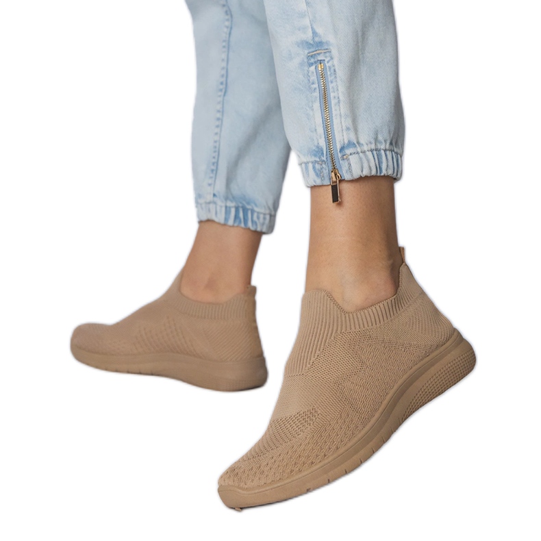 Beige Sports Sneakers con una parte superior de Socking Beige Sports Sneakers con una parte superior de Socking