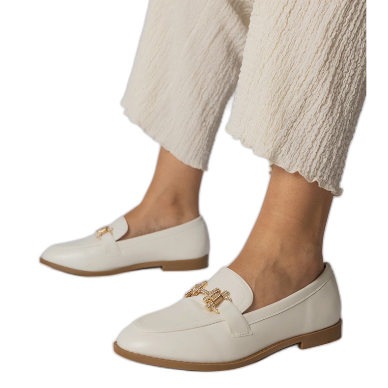 Mocasines blancos decorados con circonitas