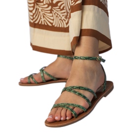 Sandalias verdes en una suela plana