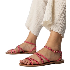 Sandalias rosadas en una suela plana