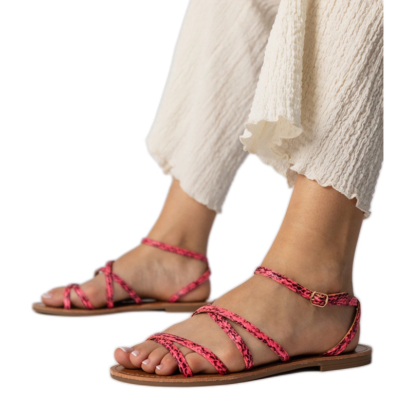 Sandalias rosadas en una suela plana rosado