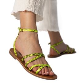 Sandalias amarillas en una suela plana amarillo