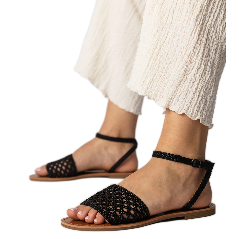 Sandalias negras tejidas en una suela plana negro