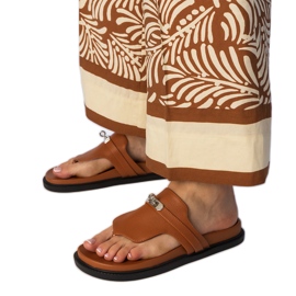 Flip marrón -Flops elegantes con un adorno