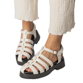 Sandalias blancas en la plataforma con una línea de los dedos blanco