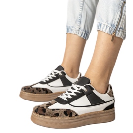 Zapatillas de deporte en blanco y negro con accesorio de leopardo