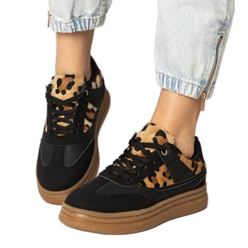 Zapatillas negras con accesorio de leopardo negro