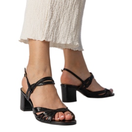 Sandalias negras de tacón para mujer. negro