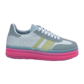 Zapatillas bajas en la plataforma azul