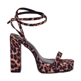 Sandalias femeninas en la publicación con una correa de leopardo marrón