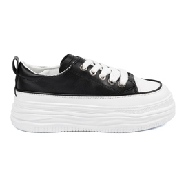 Zapatillas en blanco y negro en la plataforma