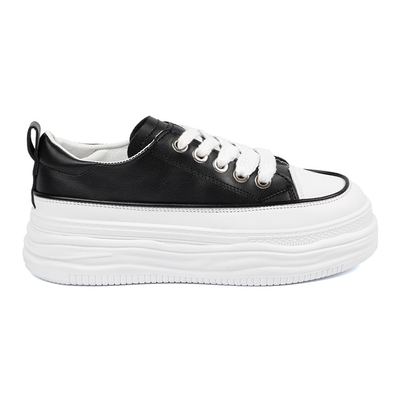 Zapatillas en blanco y negro en la plataforma