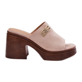 Vinceza Zapatillas para mujeres en un tacón masivo con un detalle dorado de Vincez 17400 beige