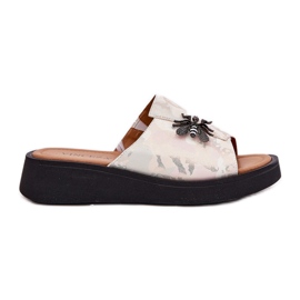 Zapatillas de cuero para mujeres con un broche beige Vinceza 66752