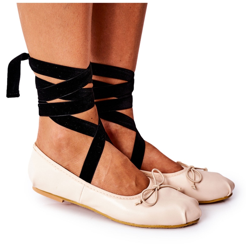 Ballerinas femeninas empatadas con un arco desnudo beige