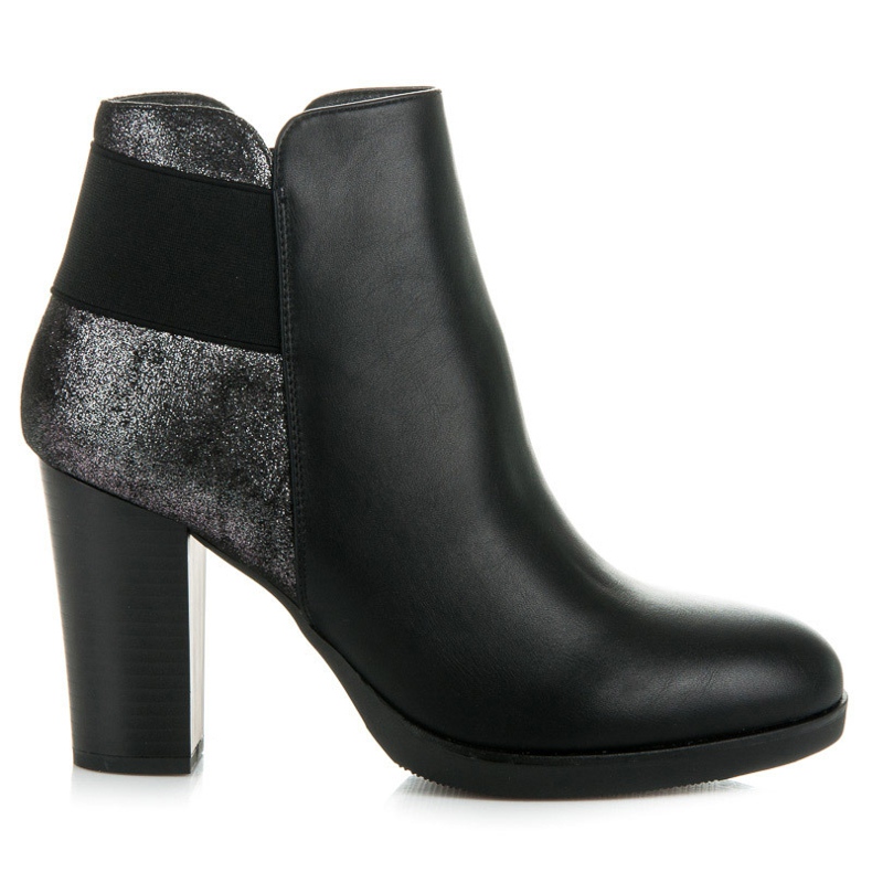 Vinceza Botas en el poste negro Vinceza Botas en el poste negro