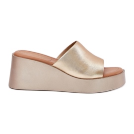 Inna Chanclas para mujeres en una cuña de cuero ecológico dorado