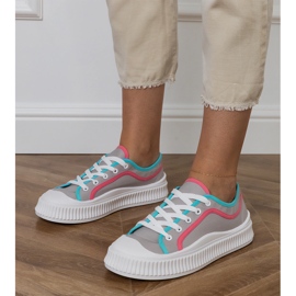 Zapatillas de deporte de mujeres grises en la plataforma