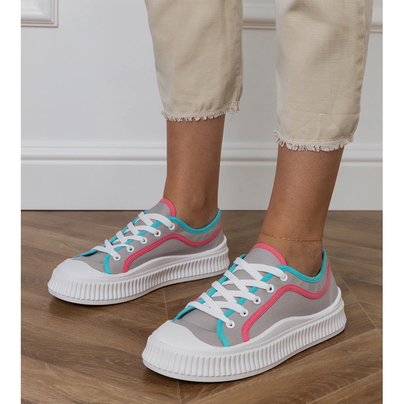 Zapatillas de deporte de mujeres grises en la plataforma