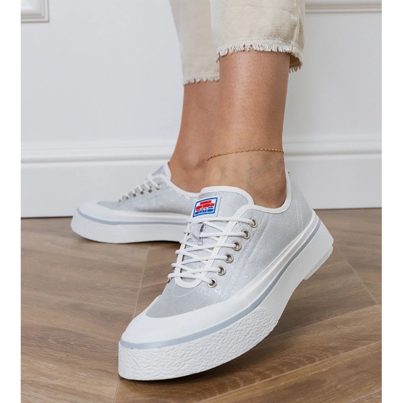 Zapatillas de deporte de mujeres grises en la plataforma