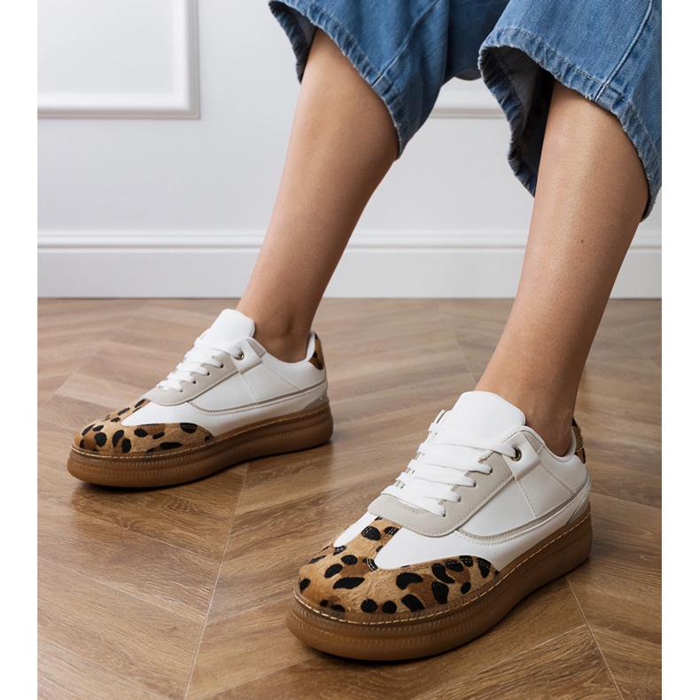 Zapatillas blancas con accesorio de leopardo blanco