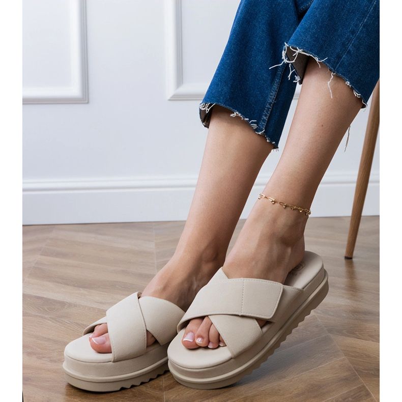 Aletas beige con rayas en la plataforma