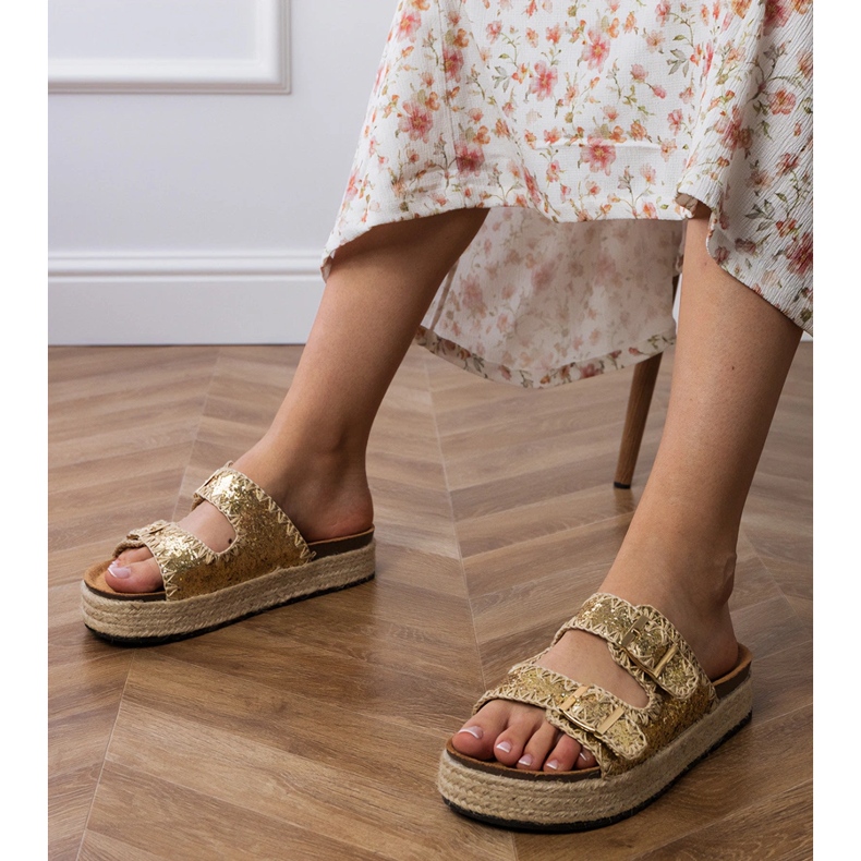 Zapatillas doradas alpargatas con hebillas dorado