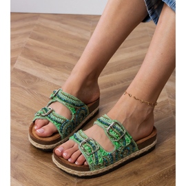 Chanclas étnicas verdes con abrazaderas en rayas