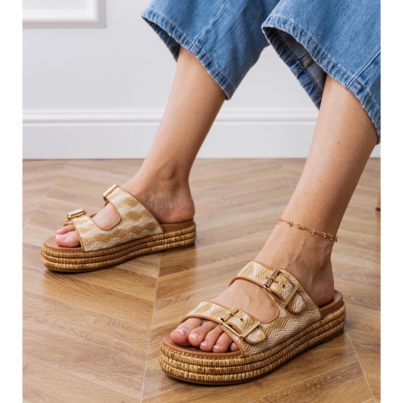 Aletas beige con abrazaderas en rayas