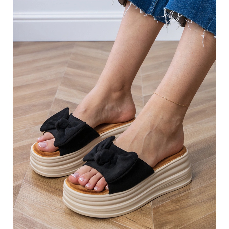 Sandalias negras de plataforma con lazo negro