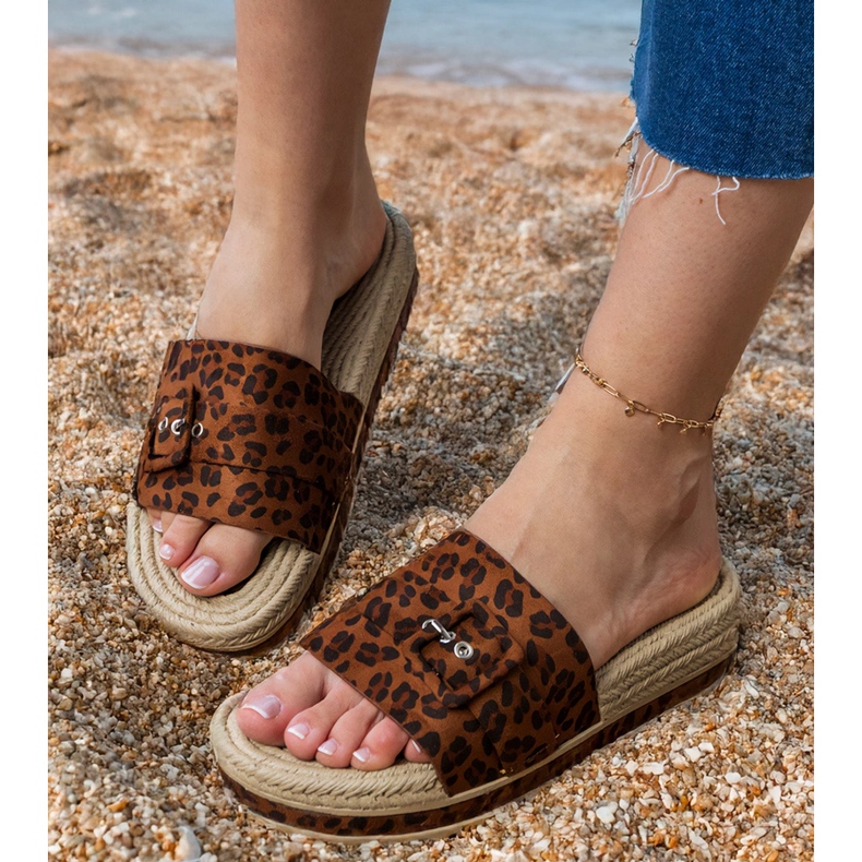 Flip de leopardo en la plataforma con una hebilla decorativa marrón