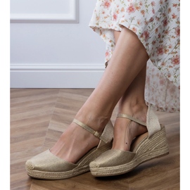 Sandalias de oro al azapata en cuña dorado