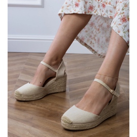 Sandalias beige alpargatas en cuña