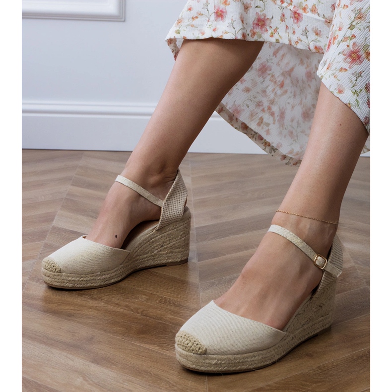 Sandalias beige alpargatas en cuña