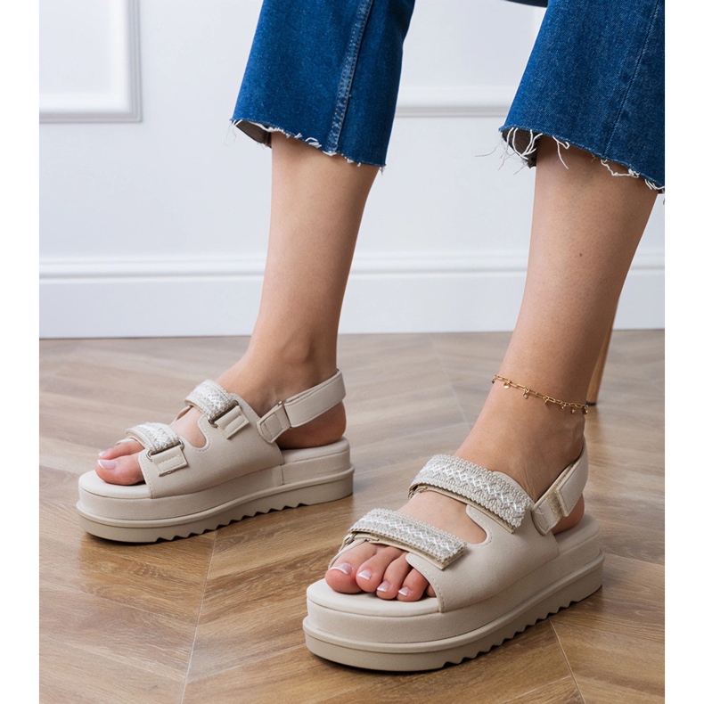 Sandalias beige con rayas bordadas en la plataforma
