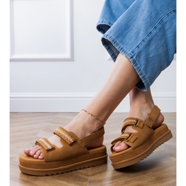 Sandalias de caramelo con rayas bordadas en la plataforma marrón