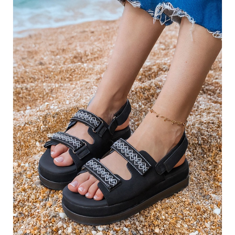 Sandalias negras con rayas bordadas en la plataforma negro Sandalias negras con rayas bordadas en la plataforma negro