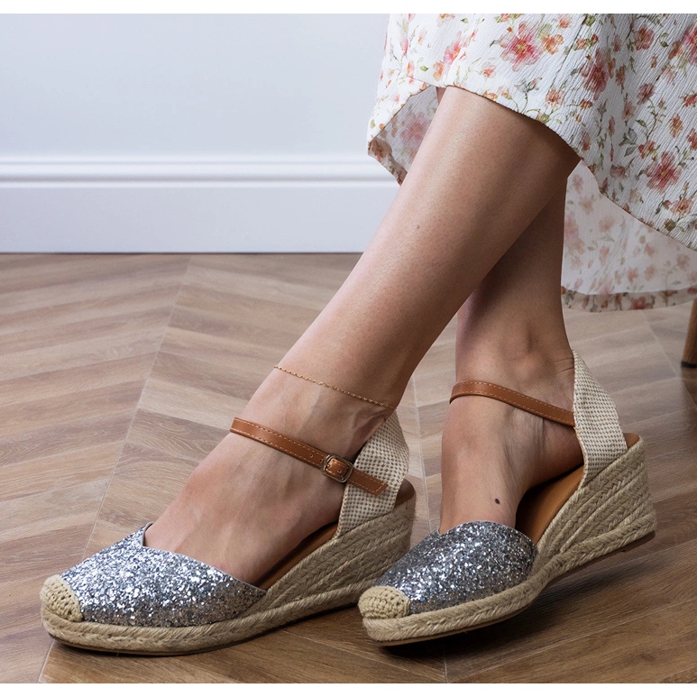 Sandalias de brocado de plata en la cuña
