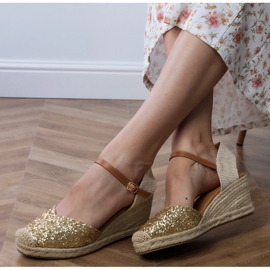 Sandalias de brocado dorado en una cuña Sandalias de brocado dorado en una cuña