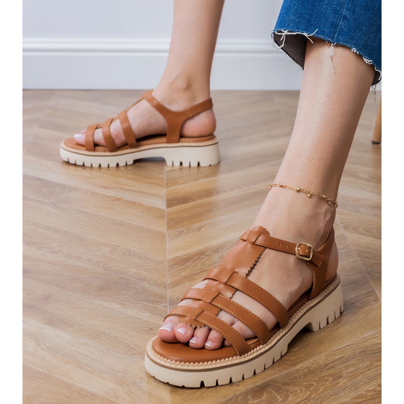 Sandalias marrones con hebilla marrón
