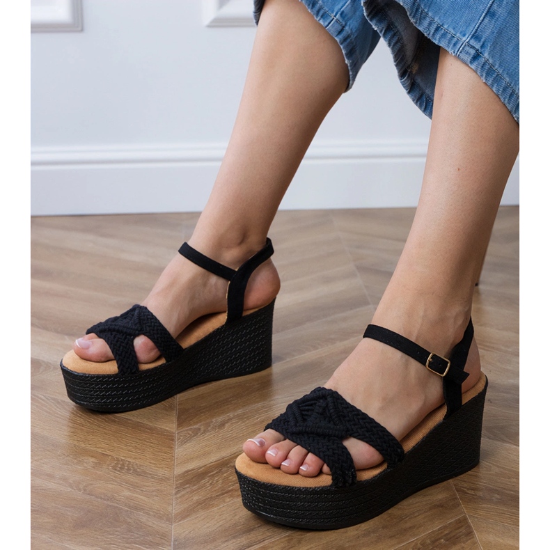 Sandalias negras en la plataforma con una correa atada negro